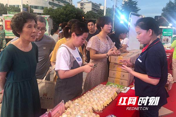衡阳:镇长当"主播" 推销特色农副产品
